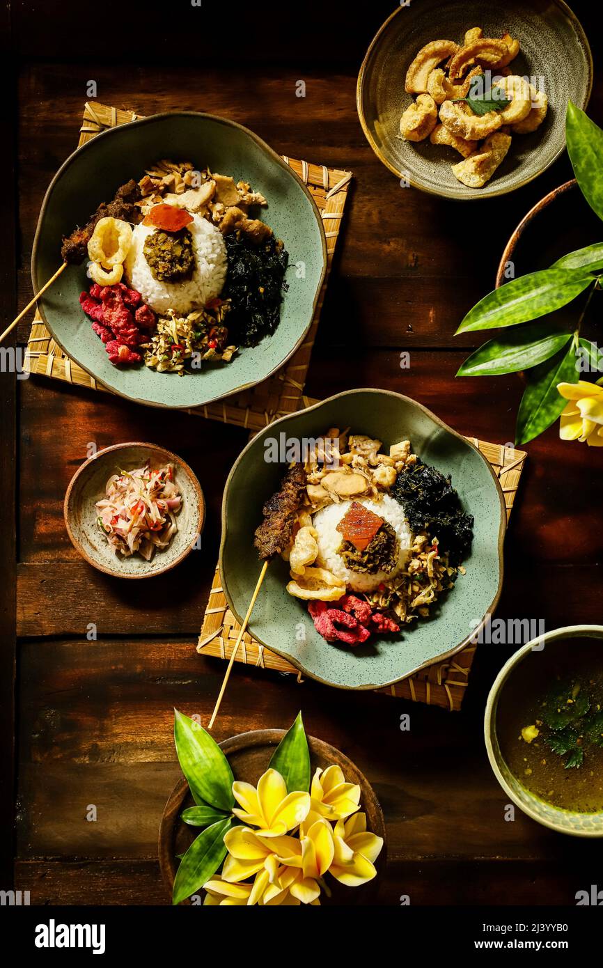 Nasi Campur Babi Guling. Balinesisches Gericht mit Reis und Schweinebraten, anderen Schweinefleisch- und Gemüsegerichten Stockfoto