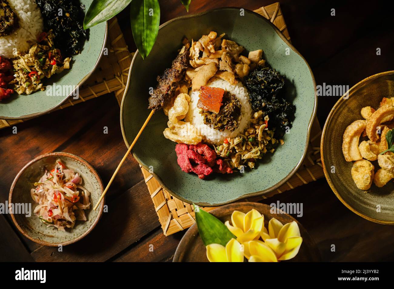 Nasi Campur Babi Guling. Balinesisches Gericht mit Reis und Schweinebraten, anderen Schweinefleisch- und Gemüsegerichten Stockfoto