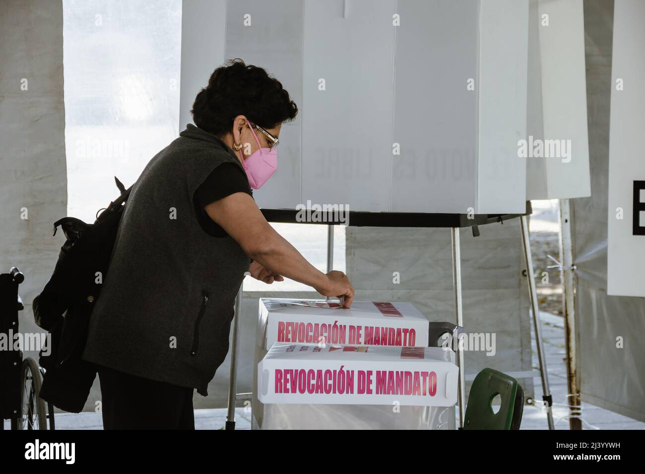 Die Bürger gehen an die Wahlen, um an der Bürgerkonsultation für die Auflösung des Mandats des mexikanischen Präsidenten Andres Manuel Lopez Obrador (A) zu stimmen Stockfoto