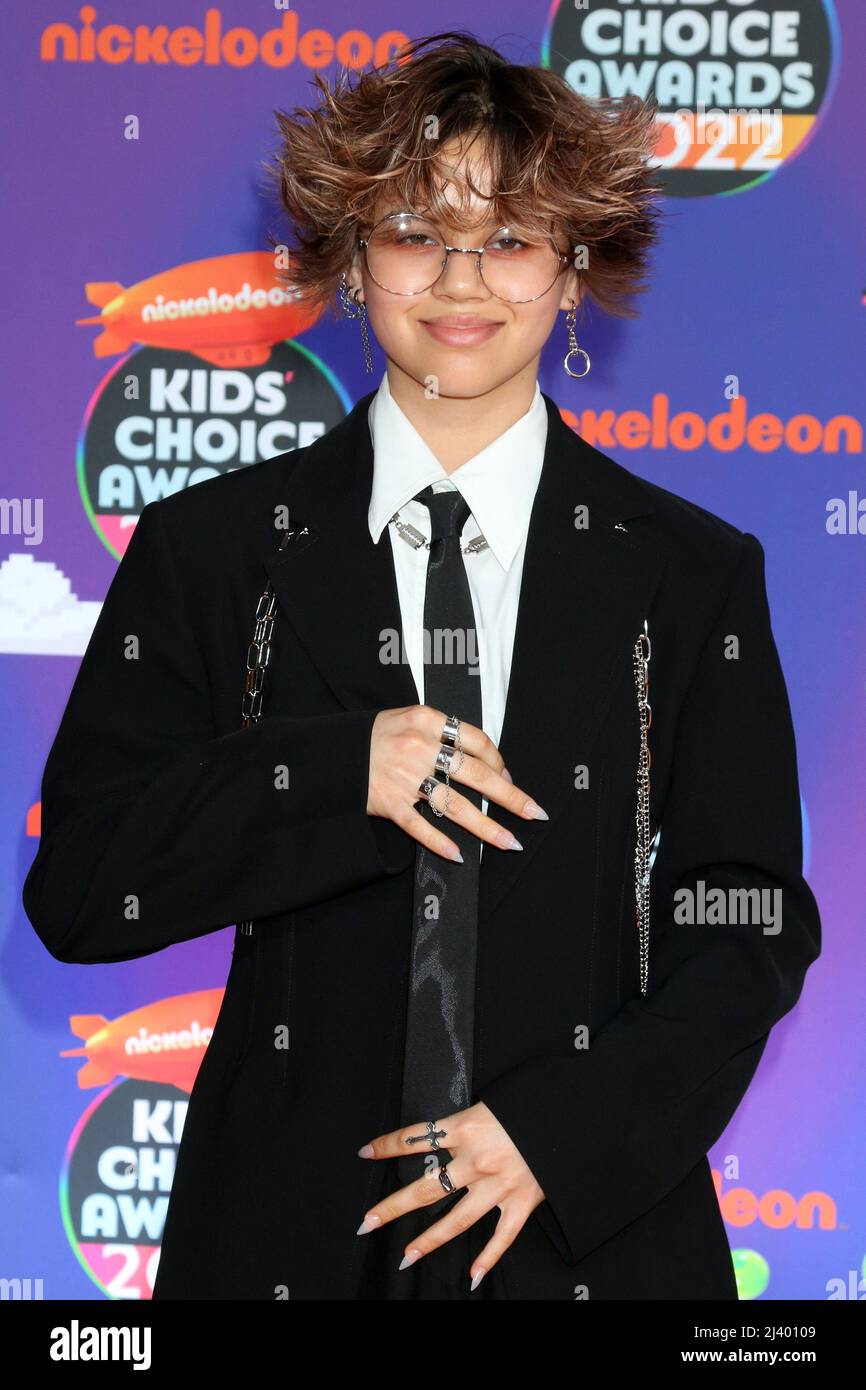 9. April 2022, Santa Monica, CA, USA: LOS ANGELES - APR 9: Havan Flores bei den Kids Choice Awards 2022 bei Barker Hanger am 9. April 2022 in Santa Monica, CA (Bildnachweis: © Kay Blake/ZUMA Press Wire) Stockfoto