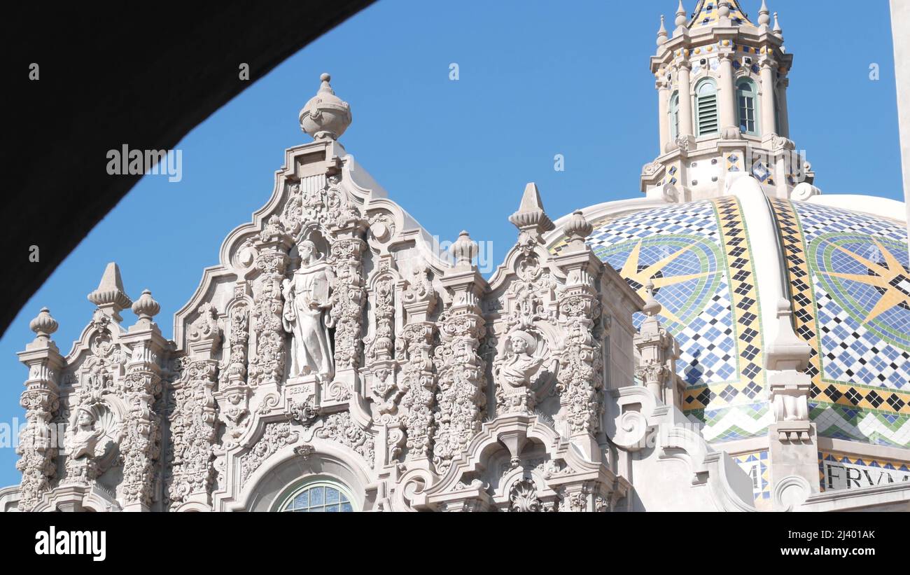 Spanische Kolonialarchitektur in Balboa Park, San Diego, Kalifornien, USA. Historisches Gebäude, klassischer Barock- oder Rokoko-Romantik-Stil. Einrichtung im Glockenturm oder Glockenturm mit Mosaikkuppel oder Kuppel Stockfoto