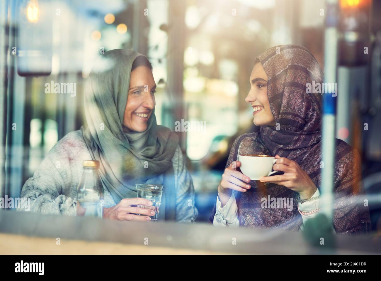 Kaffee schmeckt zusammen besser. Aufnahme von zwei Frauen, die sich bei einem Kaffee in einem Café unterhalten. Stockfoto