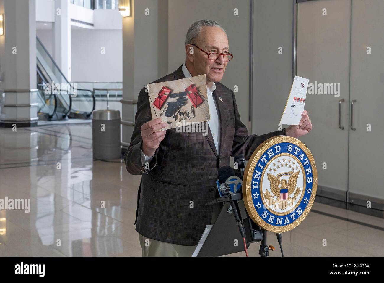 New York, Usa. 10. April 2022. Der Mehrheitsführer des Senats, Chuck Schumer (D-NY), spricht auf einer Pressekonferenz in New York City über die jüngste „Explosion“ von Geisterwaffen, Waffen, die aus Kits gebaut wurden, die nicht rückverfolgbar sind, und fordert die Bundesregierung auf, die unregulierten Waffen einzudämmen. Die Zahl der Geistergeschütze, die in New York City auftauchten, ist in diesem Jahr explodiert, und 131 wurden vom 1. Januar bis Mittwoch geborgen, wie die NYPD-Statistiken zeigen. Kredit: SOPA Images Limited/Alamy Live Nachrichten Stockfoto