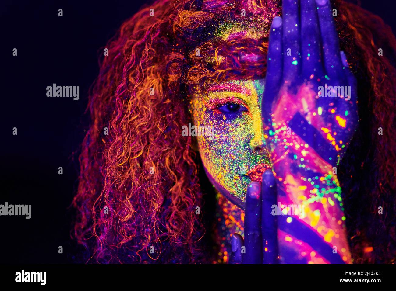 Sie können die wahre Farbe nicht blocken. Beschnittenes Porträt einer jungen Frau, die mit Neonfarbe auf ihrem Gesicht posiert. Stockfoto
