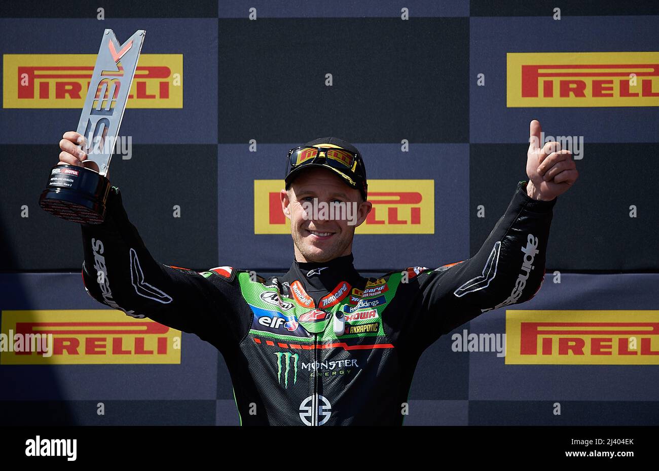 Aragon, Spanien. 10. April 2022. Der zweitplatzierte Jonathan Rea vom Kawasaki Racing Team WorldSBK feiert während der Preisverleihung für das Superpole-Rennen bei der Superbikes 2022-Weltmeisterschaft auf der Rennstrecke Motorland Alcaniz in Aragon, Spanien, am 10. April 2022. Quelle: Pablo Morano/Xinhua/Alamy Live News Stockfoto