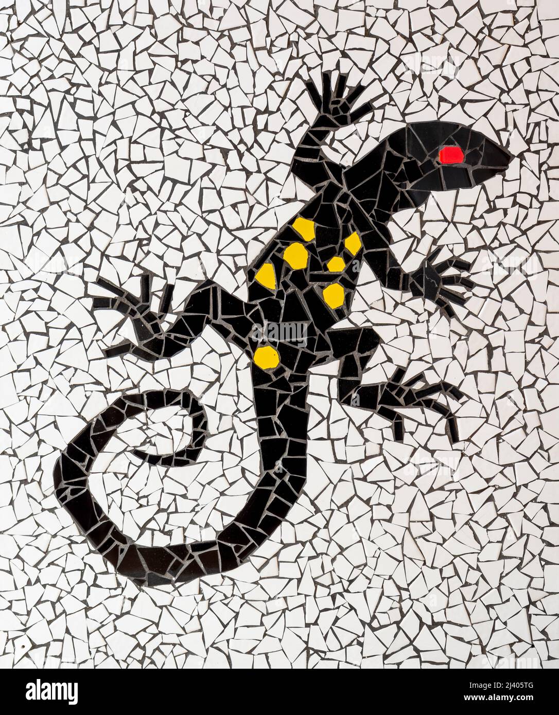 Zerbrochenes Keramikfliesen-Mosaik des gefleckten Salamanders oder Gelben gefleckten Salamanders (Ambystoma maculatum). Stockfoto