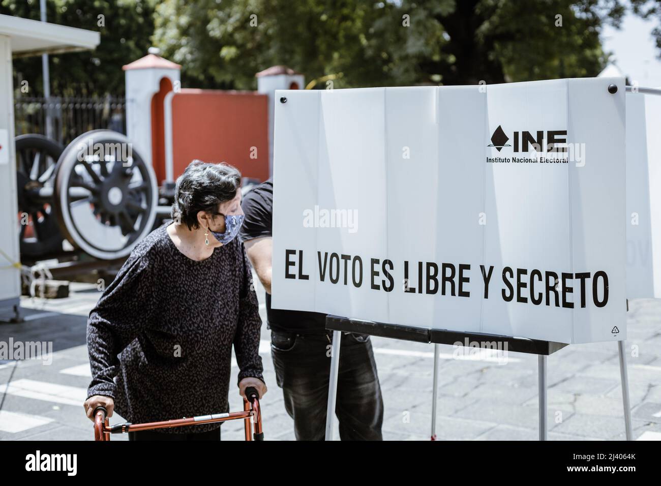 Die Bürger gehen an die Wahlen, um an der Bürgerkonsultation für die Auflösung des Mandats des mexikanischen Präsidenten Andres Manuel Lopez Obrador (A) zu stimmen Stockfoto