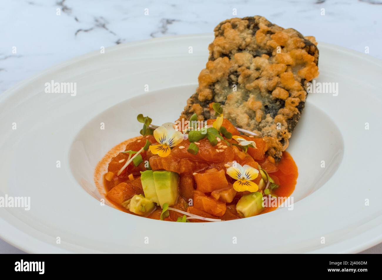 Lachs-Tatar Mit Meeresalgen Tempura Stockfoto