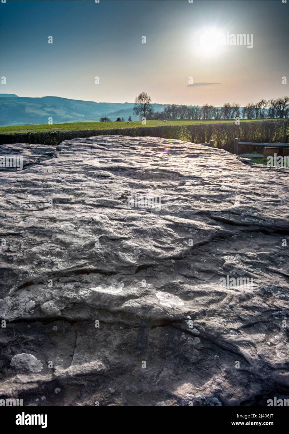 Makro-Nahaufnahme, strukturierte Oberfläche, untergehende Sonne, die Licht auf Details von alten Steinen der Grabkammer reflektiert. Blick auf das Goldene und das Wye-Tal, l Stockfoto
