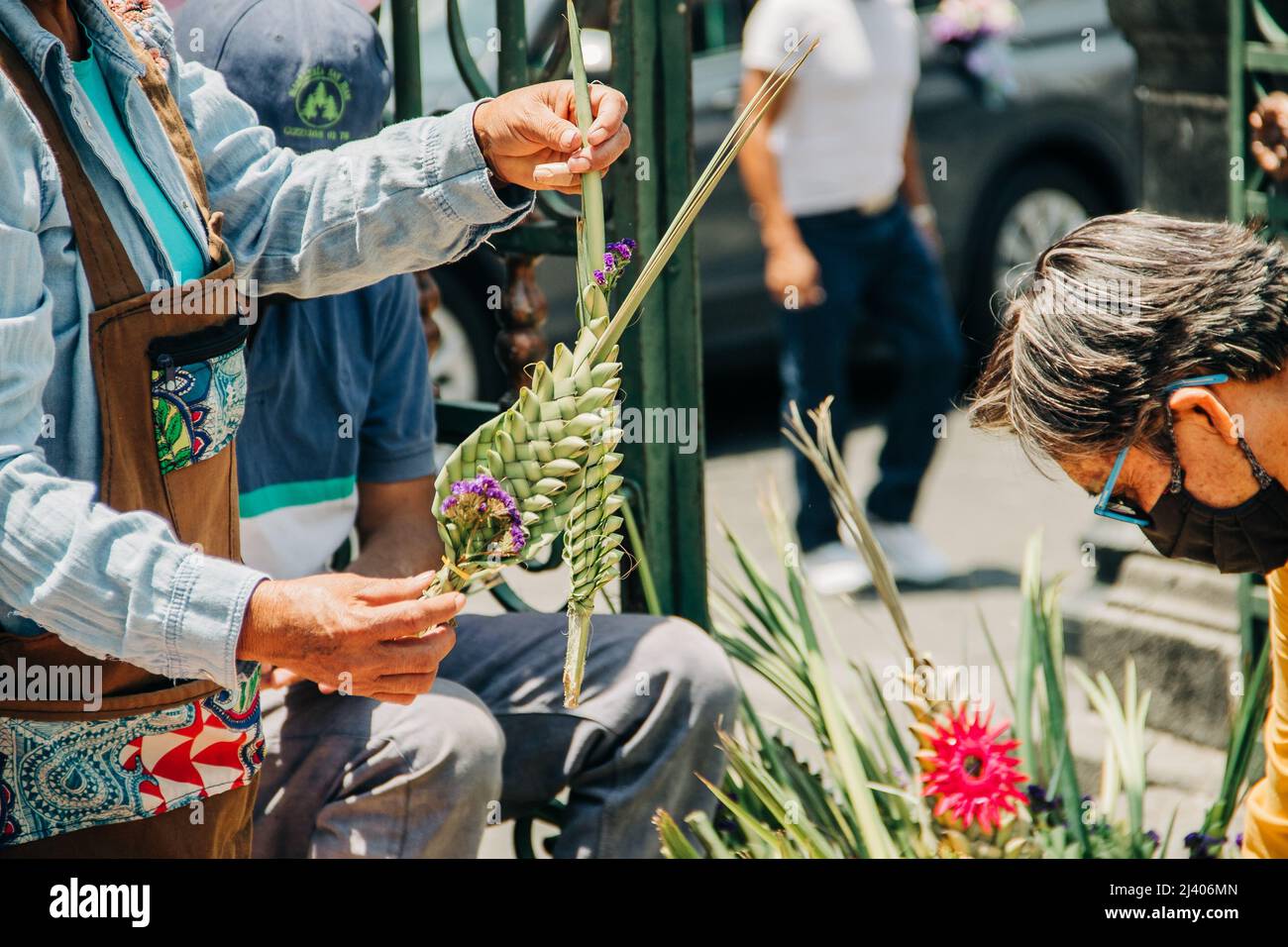 Palmblatt-Figuren zum Verkauf während Palmsonntag Stockfoto