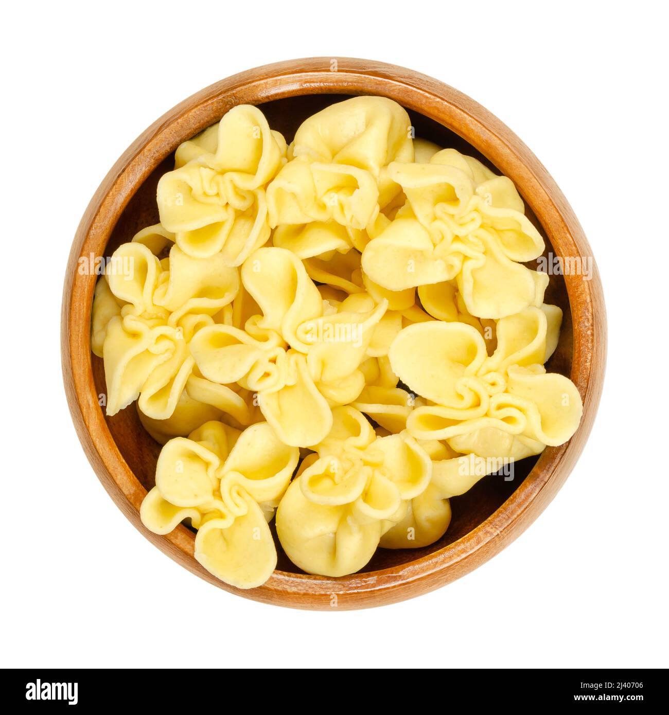 Gekochte Fagottini, italienische Pasta, in einer Holzschüssel. Typisch geformte Knödel. Stockfoto