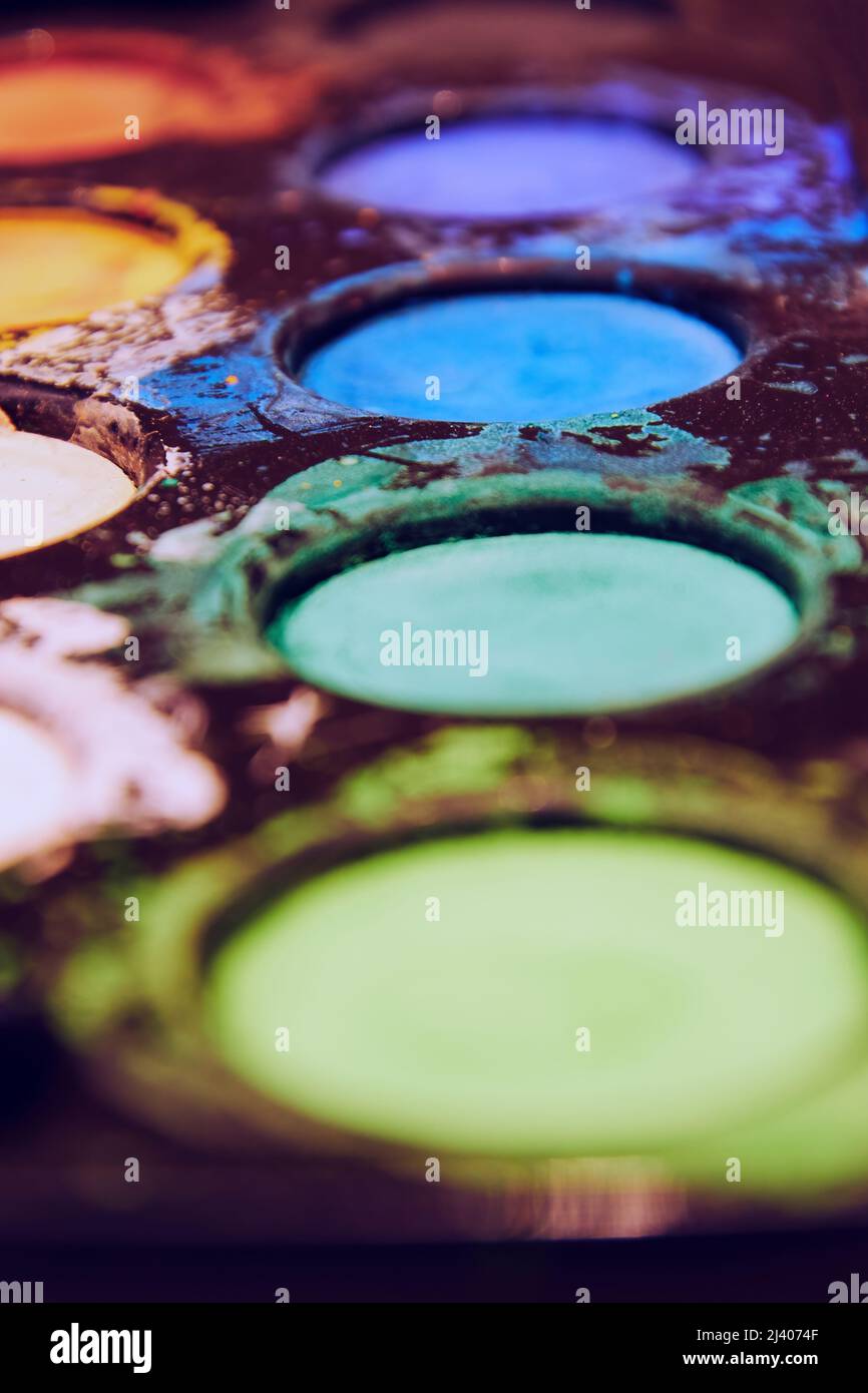 Vertikale perspektivische Ansicht der Farbpalette mit blauen und grünen Farben. Kunst und Hobby Hintergründe Stockfoto