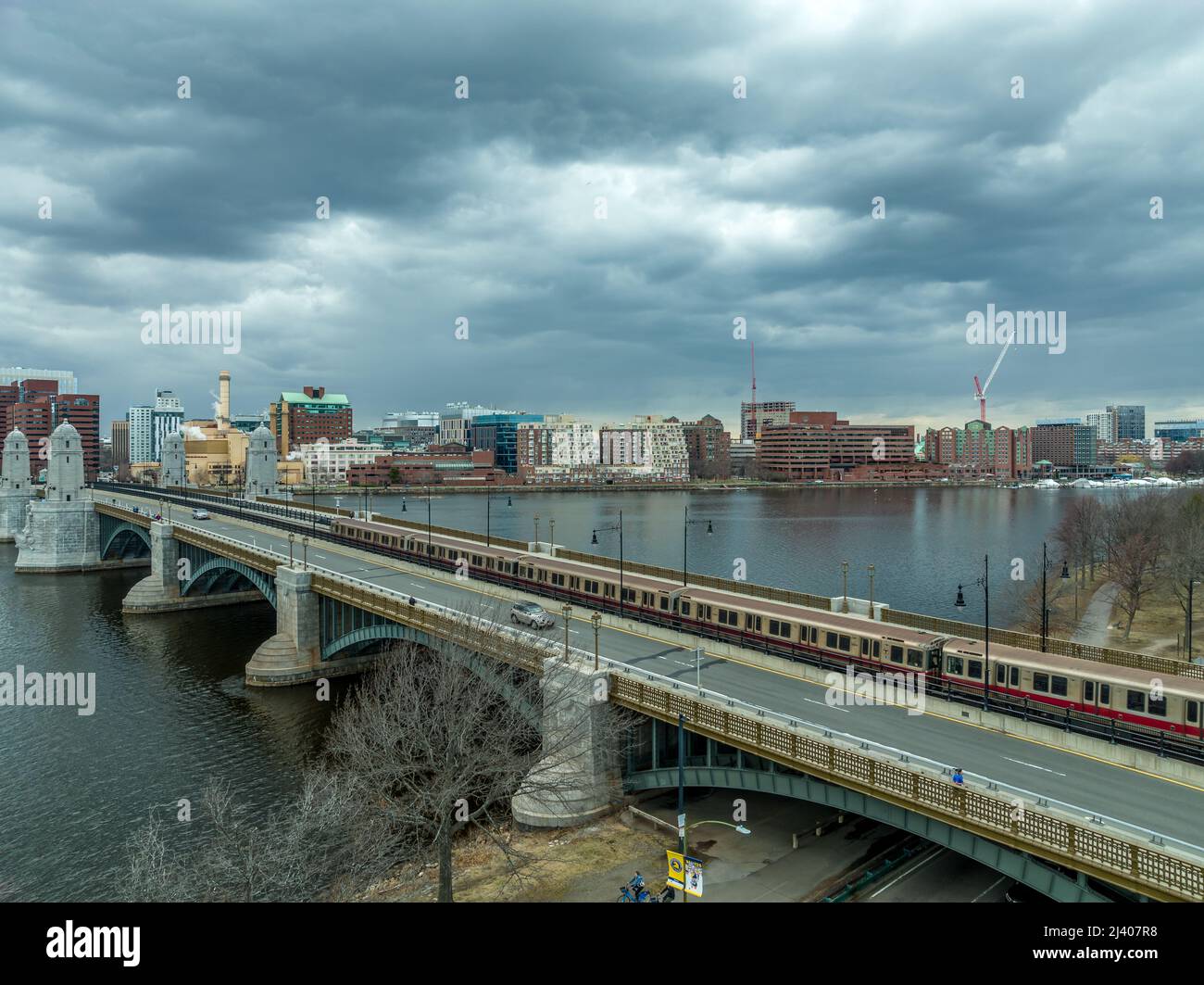 Luftaufnahme der Longfellow Bridge, die die Innenstadt von Boston und Cambridge Massachusetts mit einer vorbeifahrenden U-Bahn verbindet Stockfoto