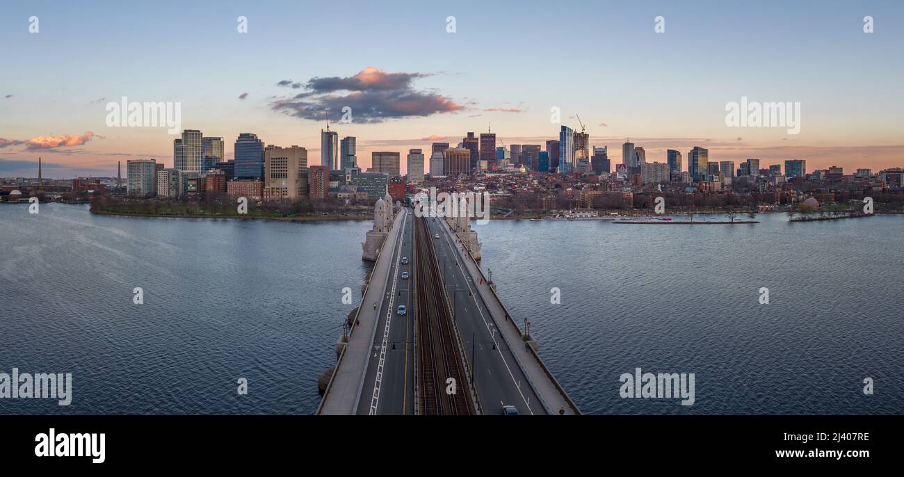 Sonnenuntergang über der Innenstadt von Boston mit Wolkenkratzern und Blick auf die Longfellow-Brücke über dem Charles River Stockfoto