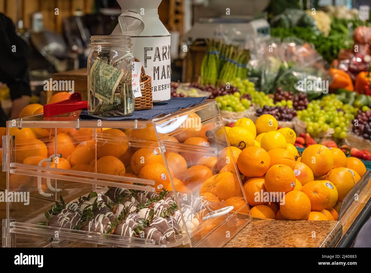 Bunte frische Produkte werden auf dem Bird-in-Hand Farmers Market in Lancaster County, Pennsylvania, bei den Produkten von Riehl ausgestellt. (USA) Stockfoto