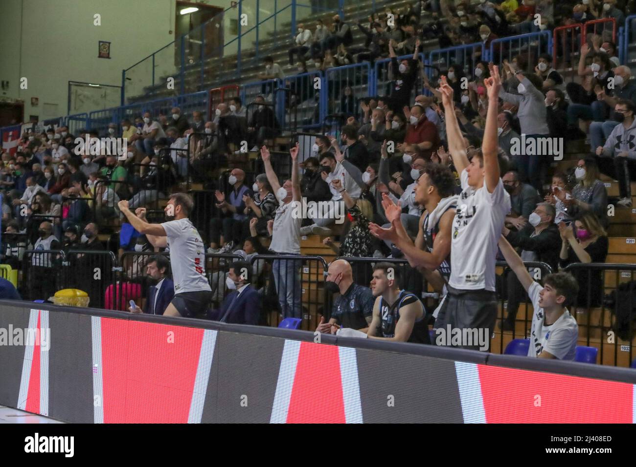 PalaRadi, Cremona, Italien, 10. April 2022, Vanoli Cremona Banch während der Vanoli Basket Cremona gegen Bertram Derthona Tortona - Italienische Basketball A Serie Championship Stockfoto