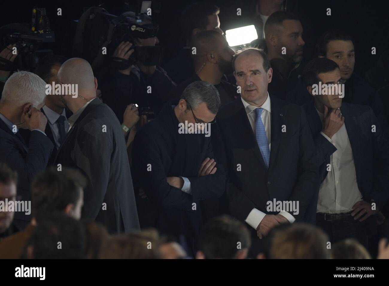 Alexis Kohler, Jean Castex und Ismail Emelien hören auf die Rede des französischen Präsidenten und Kandidaten der Partei La Republique en Marche (LREM) zur Wiederwahl Emmanuel Macrons nach den ersten Ergebnissen der ersten Runde der französischen Präsidentschaftswahlen auf der Pariser Expo Porte de Versailles Hall 6 am 10. April in Paris, 2022. Der französische Präsident Emmanuel Macron führt die rechtsextreme Führerin Marine Le Pen in der ersten Runde der französischen Wahlen am 10. April 2022 mit einem größeren Abstand als erwartet an, wobei die Rivalen nun in einem Run-off im Laufe des Monats um die Präsidentschaft kämpfen werden, wie die Prognosen zeigten. Foto von Eliot BL Stockfoto