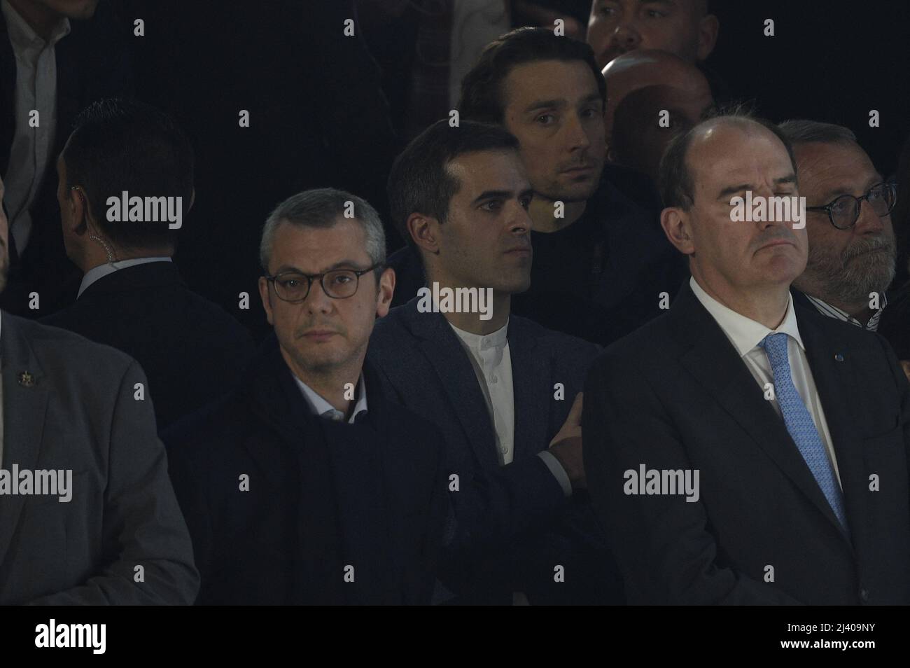 Alexis Kohler, Jean Castex und Ismail Emelien hören auf die Rede des französischen Präsidenten und Kandidaten der Partei La Republique en Marche (LREM) zur Wiederwahl Emmanuel Macrons nach den ersten Ergebnissen der ersten Runde der französischen Präsidentschaftswahlen auf der Pariser Expo Porte de Versailles Hall 6 am 10. April in Paris, 2022. Der französische Präsident Emmanuel Macron führt die rechtsextreme Führerin Marine Le Pen in der ersten Runde der französischen Wahlen am 10. April 2022 mit einem größeren Abstand als erwartet an, wobei die Rivalen nun in einem Run-off im Laufe des Monats um die Präsidentschaft kämpfen werden, wie die Prognosen zeigten. Foto von Eliot BL Stockfoto