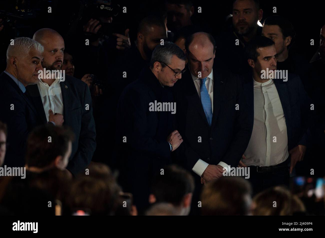 Alexis Kohler, Jean Castex und Ismail Emelien hören auf die Rede des französischen Präsidenten und Kandidaten der Partei La Republique en Marche (LREM) zur Wiederwahl Emmanuel Macrons nach den ersten Ergebnissen der ersten Runde der französischen Präsidentschaftswahlen auf der Pariser Expo Porte de Versailles Hall 6 am 10. April in Paris, 2022. Der französische Präsident Emmanuel Macron führt die rechtsextreme Führerin Marine Le Pen in der ersten Runde der französischen Wahlen am 10. April 2022 mit einem größeren Abstand als erwartet an, wobei die Rivalen nun in einem Run-off im Laufe des Monats um die Präsidentschaft kämpfen werden, wie die Prognosen zeigten. Foto von Eliot BL Stockfoto
