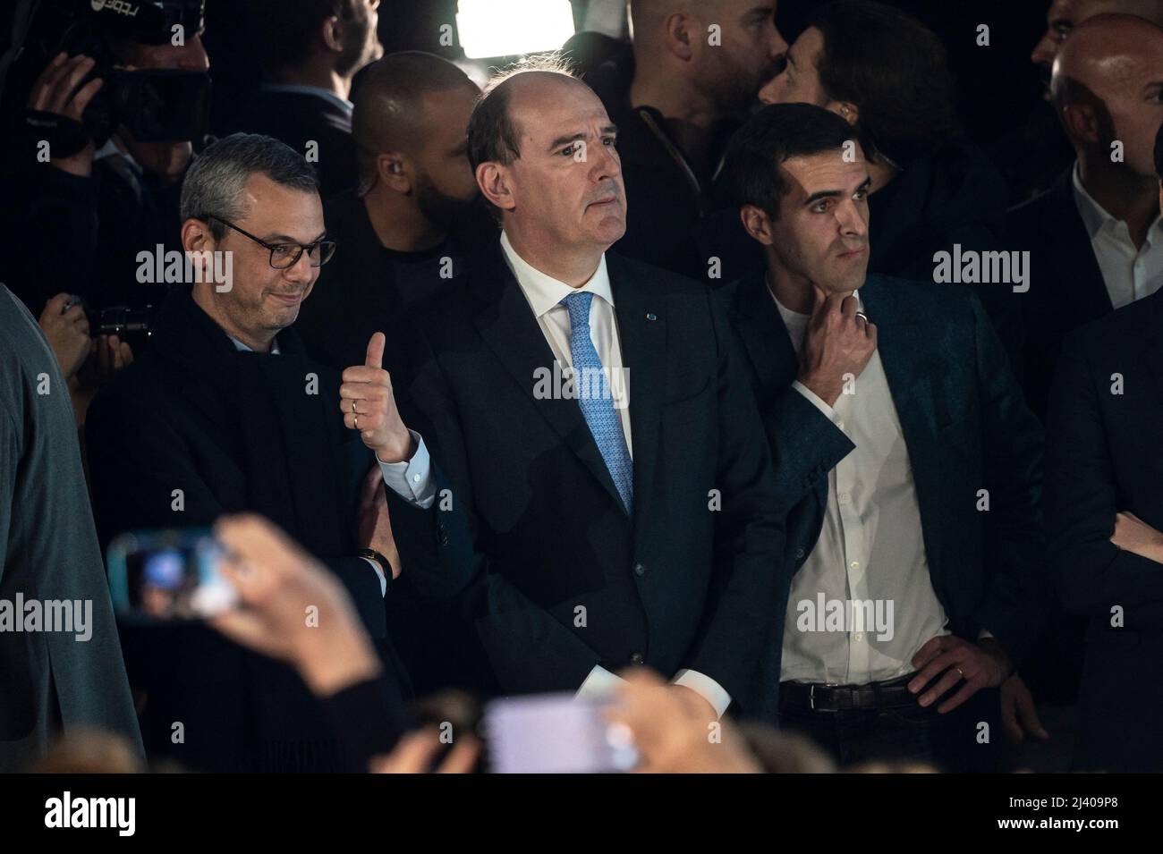 Alexis Kohler, Jean Castex und Ismail Emelien hören auf die Rede des französischen Präsidenten und Kandidaten der Partei La Republique en Marche (LREM) zur Wiederwahl Emmanuel Macrons nach den ersten Ergebnissen der ersten Runde der französischen Präsidentschaftswahlen auf der Pariser Expo Porte de Versailles Hall 6 am 10. April in Paris, 2022. Der französische Präsident Emmanuel Macron führt die rechtsextreme Führerin Marine Le Pen in der ersten Runde der französischen Wahlen am 10. April 2022 mit einem größeren Abstand als erwartet an, wobei die Rivalen nun in einem Run-off im Laufe des Monats um die Präsidentschaft kämpfen werden, wie die Prognosen zeigten. Foto von Eliot BL Stockfoto