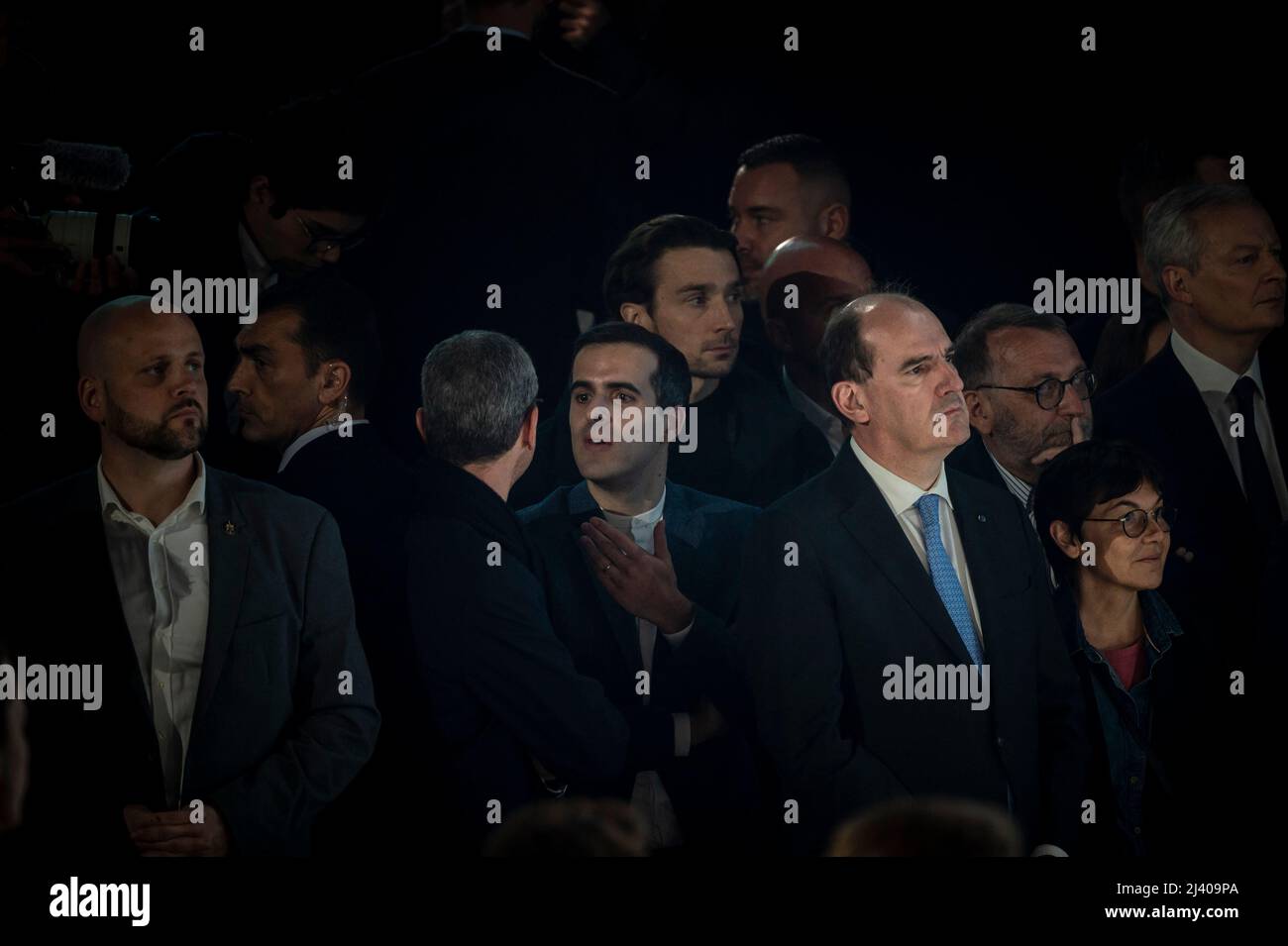 Alexis Kohler, Jean Castex und Ismail Emelien hören auf die Rede des französischen Präsidenten und Kandidaten der Partei La Republique en Marche (LREM) zur Wiederwahl Emmanuel Macrons nach den ersten Ergebnissen der ersten Runde der französischen Präsidentschaftswahlen auf der Pariser Expo Porte de Versailles Hall 6 am 10. April in Paris, 2022. Der französische Präsident Emmanuel Macron führt die rechtsextreme Führerin Marine Le Pen in der ersten Runde der französischen Wahlen am 10. April 2022 mit einem größeren Abstand als erwartet an, wobei die Rivalen nun in einem Run-off im Laufe des Monats um die Präsidentschaft kämpfen werden, wie die Prognosen zeigten. Foto von Eliot BL Stockfoto