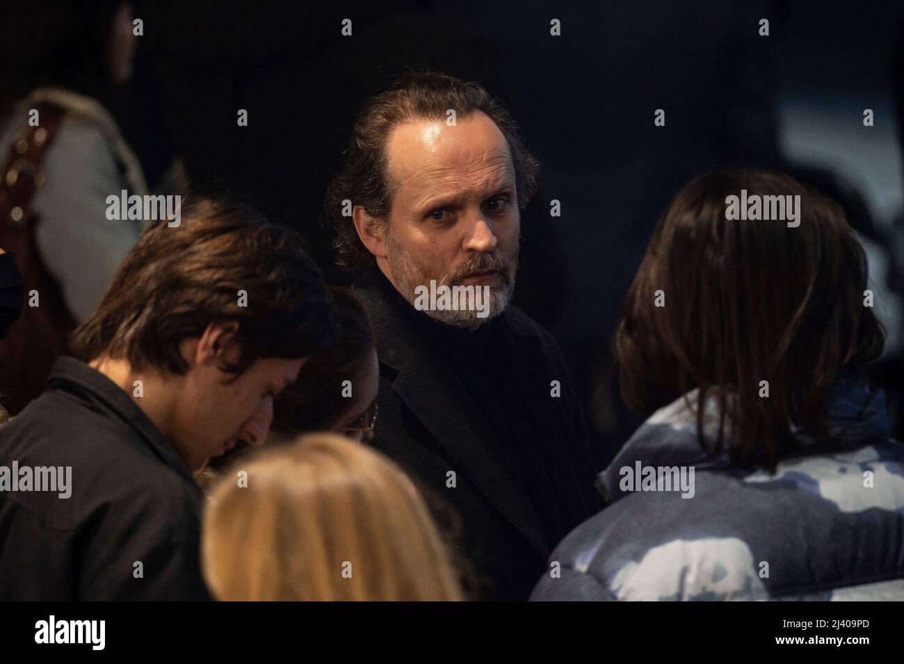 Jean-Marc Dumontet hört die Rede des französischen Präsidenten und des Kandidaten der Partei La Republique en Marche (LREM) zur Wiederwahl Emmanuel Macrons nach den ersten Ergebnissen der ersten Runde der französischen Präsidentschaftswahlen am 10. April 2022 auf der Pariser Expo Porte de Versailles Hall 6 in Paris. Der französische Präsident Emmanuel Macron führt die rechtsextreme Führerin Marine Le Pen in der ersten Runde der französischen Wahlen am 10. April 2022 mit einem größeren Abstand als erwartet an, wobei die Rivalen nun in einem Run-off im Laufe des Monats um die Präsidentschaft kämpfen werden, wie die Prognosen zeigten. Foto von Eliot Blondt/ABACAPRESS.COM Stockfoto