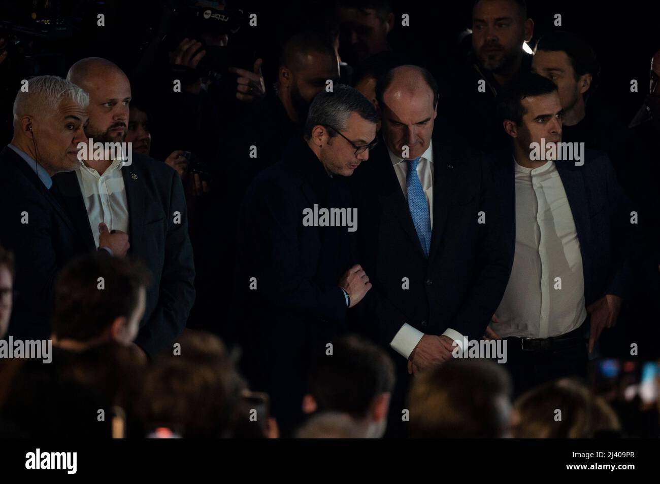 Alexis Kohler, Jean Castex und Ismail Emelien hören auf die Rede des französischen Präsidenten und Kandidaten der Partei La Republique en Marche (LREM) zur Wiederwahl Emmanuel Macrons nach den ersten Ergebnissen der ersten Runde der französischen Präsidentschaftswahlen auf der Pariser Expo Porte de Versailles Hall 6 am 10. April in Paris, 2022. Der französische Präsident Emmanuel Macron führt die rechtsextreme Führerin Marine Le Pen in der ersten Runde der französischen Wahlen am 10. April 2022 mit einem größeren Abstand als erwartet an, wobei die Rivalen nun in einem Run-off im Laufe des Monats um die Präsidentschaft kämpfen werden, wie die Prognosen zeigten. Foto von Eliot BL Stockfoto