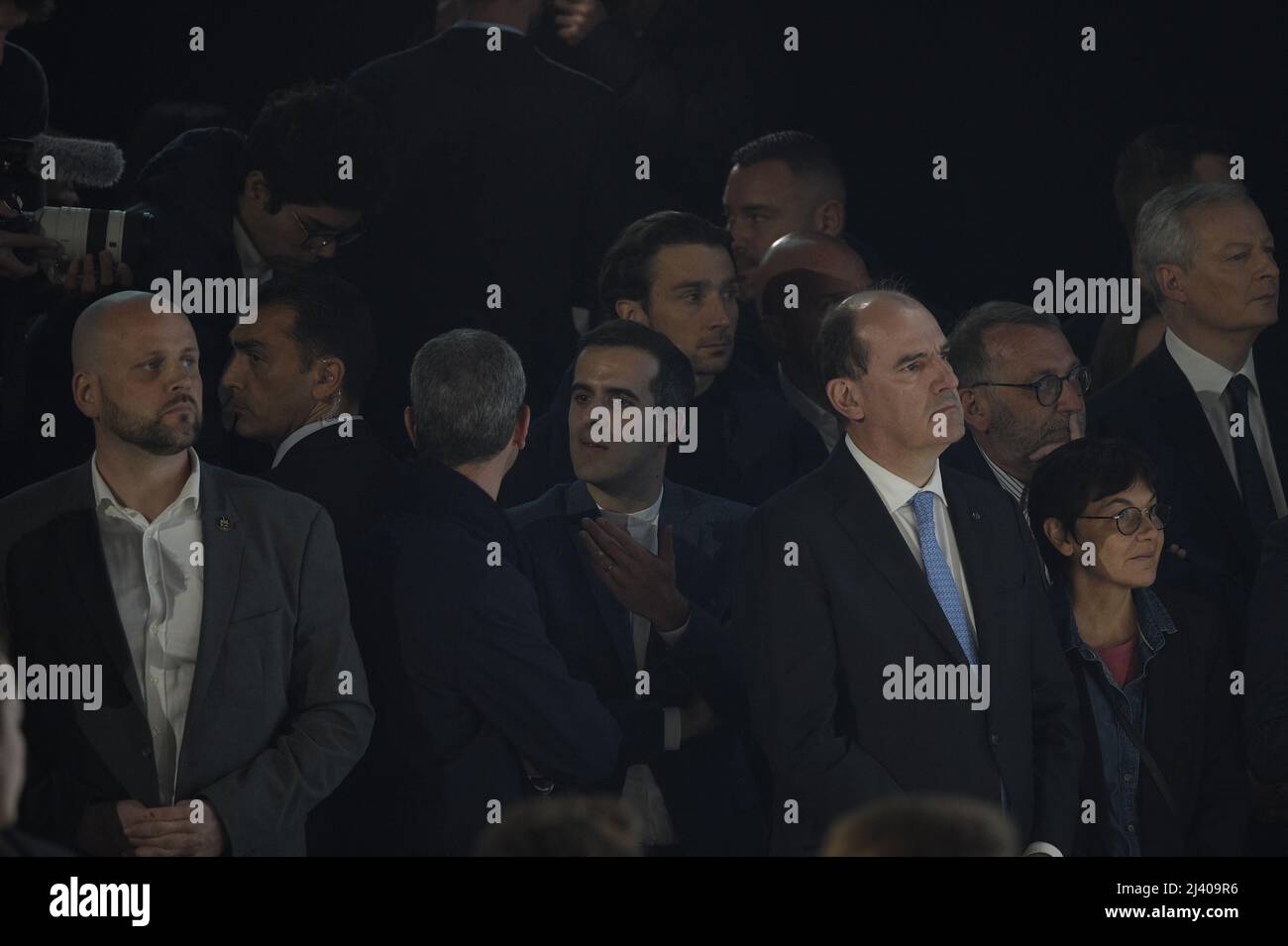 Alexis Kohler, Jean Castex und Ismail Emelien hören auf die Rede des französischen Präsidenten und Kandidaten der Partei La Republique en Marche (LREM) zur Wiederwahl Emmanuel Macrons nach den ersten Ergebnissen der ersten Runde der französischen Präsidentschaftswahlen auf der Pariser Expo Porte de Versailles Hall 6 am 10. April in Paris, 2022. Der französische Präsident Emmanuel Macron führt die rechtsextreme Führerin Marine Le Pen in der ersten Runde der französischen Wahlen am 10. April 2022 mit einem größeren Abstand als erwartet an, wobei die Rivalen nun in einem Run-off im Laufe des Monats um die Präsidentschaft kämpfen werden, wie die Prognosen zeigten. Foto von Eliot BL Stockfoto