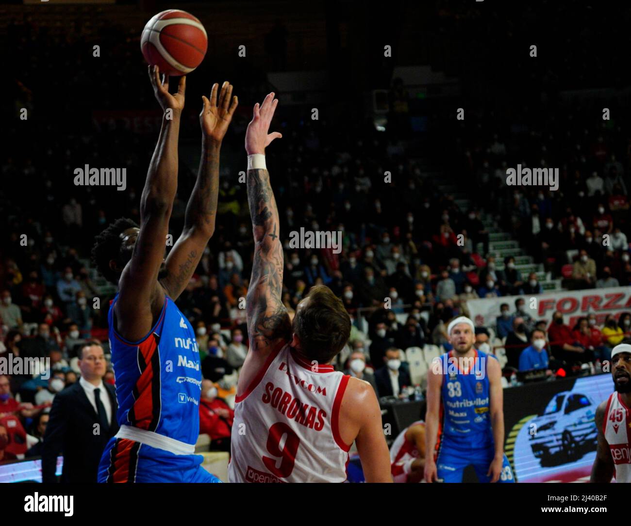 Varese, Italien. 10. April 2022. Sims schießen während Openjobmetis Varese vs Nutribullet Treviso Basket, Italienische Basketball A Serie Championship in Varese, Italien, Aprile 10 2022 Credit: Independent Photo Agency/Alamy Live News Stockfoto