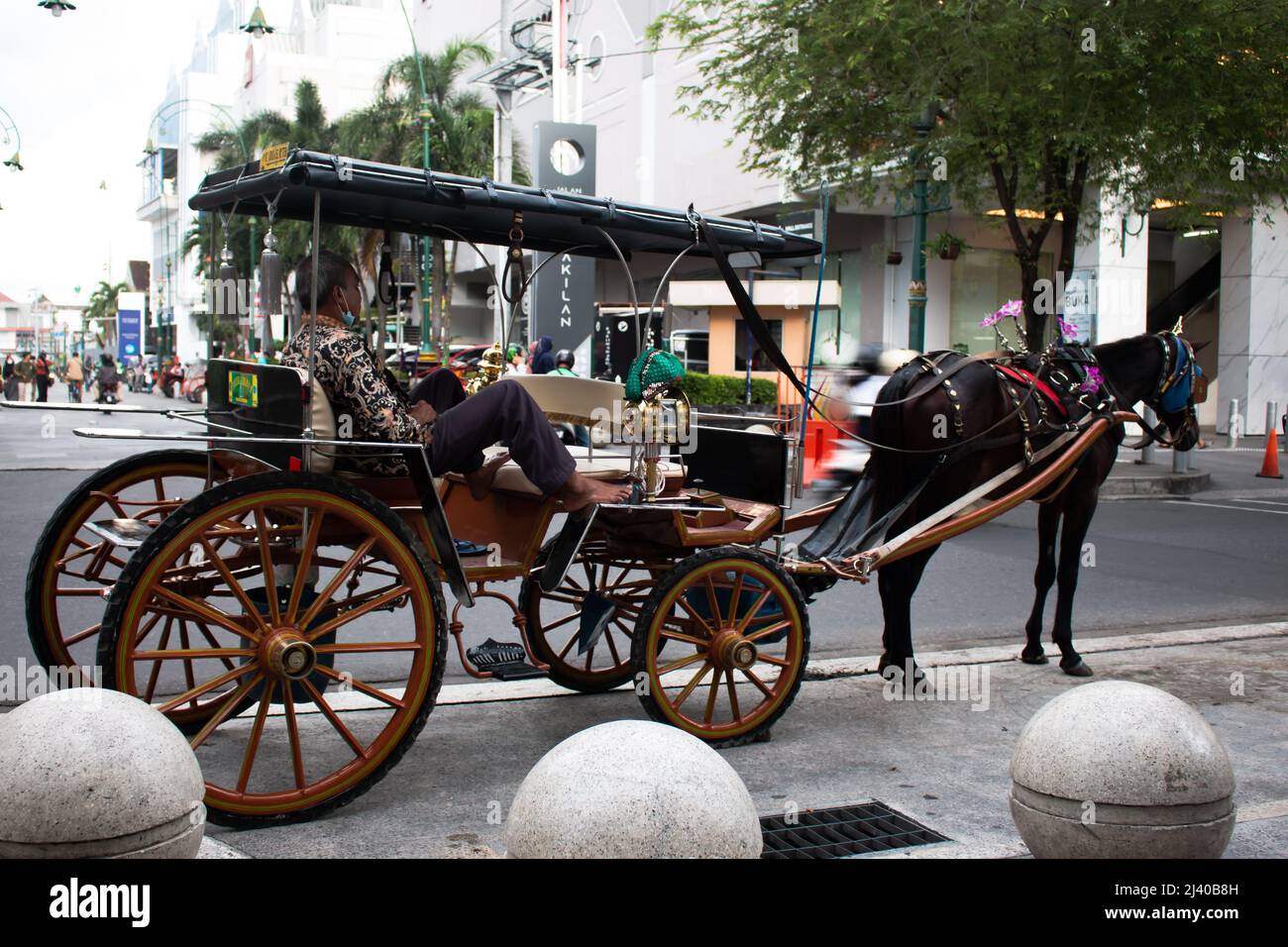 Yogyakarta, Indonesien April 2022: Kutschenfahrer in Yogya wartet auf Touristen entlang der Malioboro Straße Stockfoto