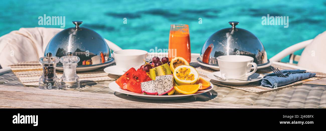 Urlaub Frühstückstisch im Luxus-Restaurant oder Hotelzimmer Panorama-Banner. Romantische Kreuzfahrt Flitterwochen Urlaub auf den Malediven oder Tahiti Stockfoto