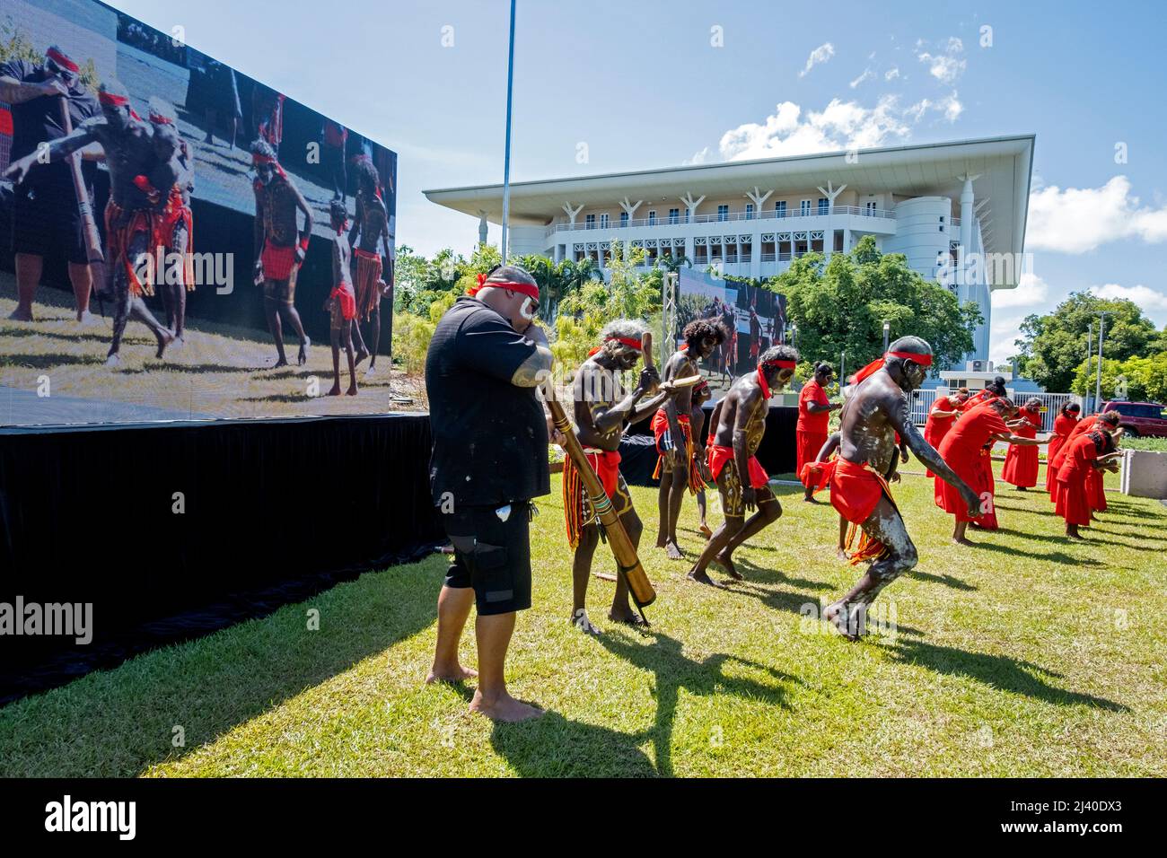 Tänzer aus der Larrakia-Gemeinde führen vor dem Parlamentsgebäude einen traditionellen Tanz auf. Darwin, Northern Territory, Australien Stockfoto