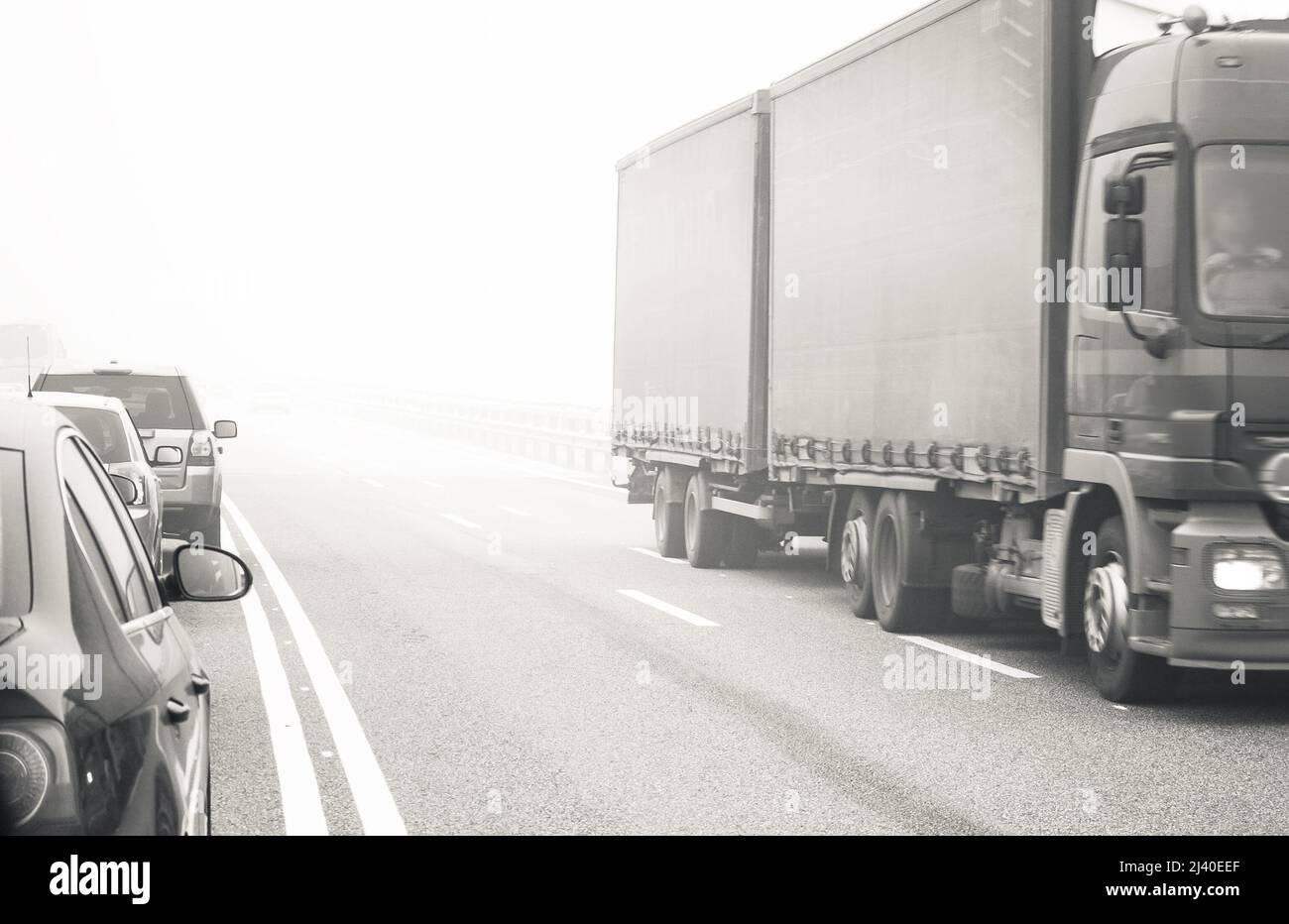 Linker Verkehrsautobahn bei Nebel Stockfoto