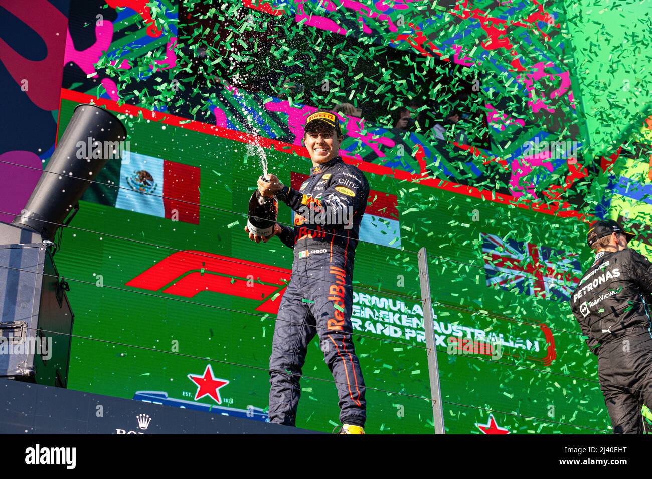 Melbourne, Australien. 10. April 2022. Sergio Perez aus Mexiko und Red Bull Racing feiern auf dem Podium, nachdem er beim Grand Prix von Australien 2022 auf der Rennstrecke des Albert Park den zweiten Platz belegt hatte. Kredit: SOPA Images Limited/Alamy Live Nachrichten Stockfoto
