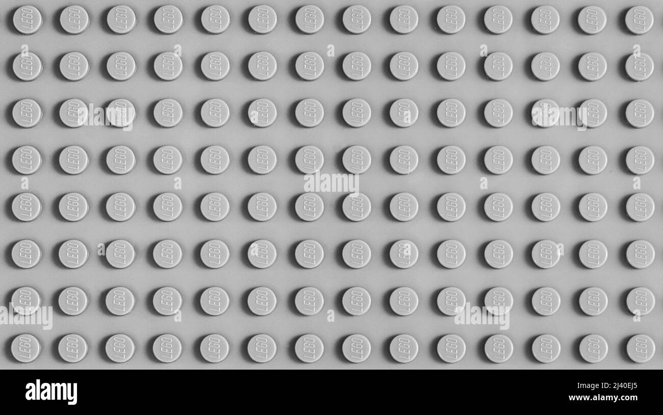 2021: Grundplatte des Lego Konstruktors, graue Closeup-Textur Stockfoto