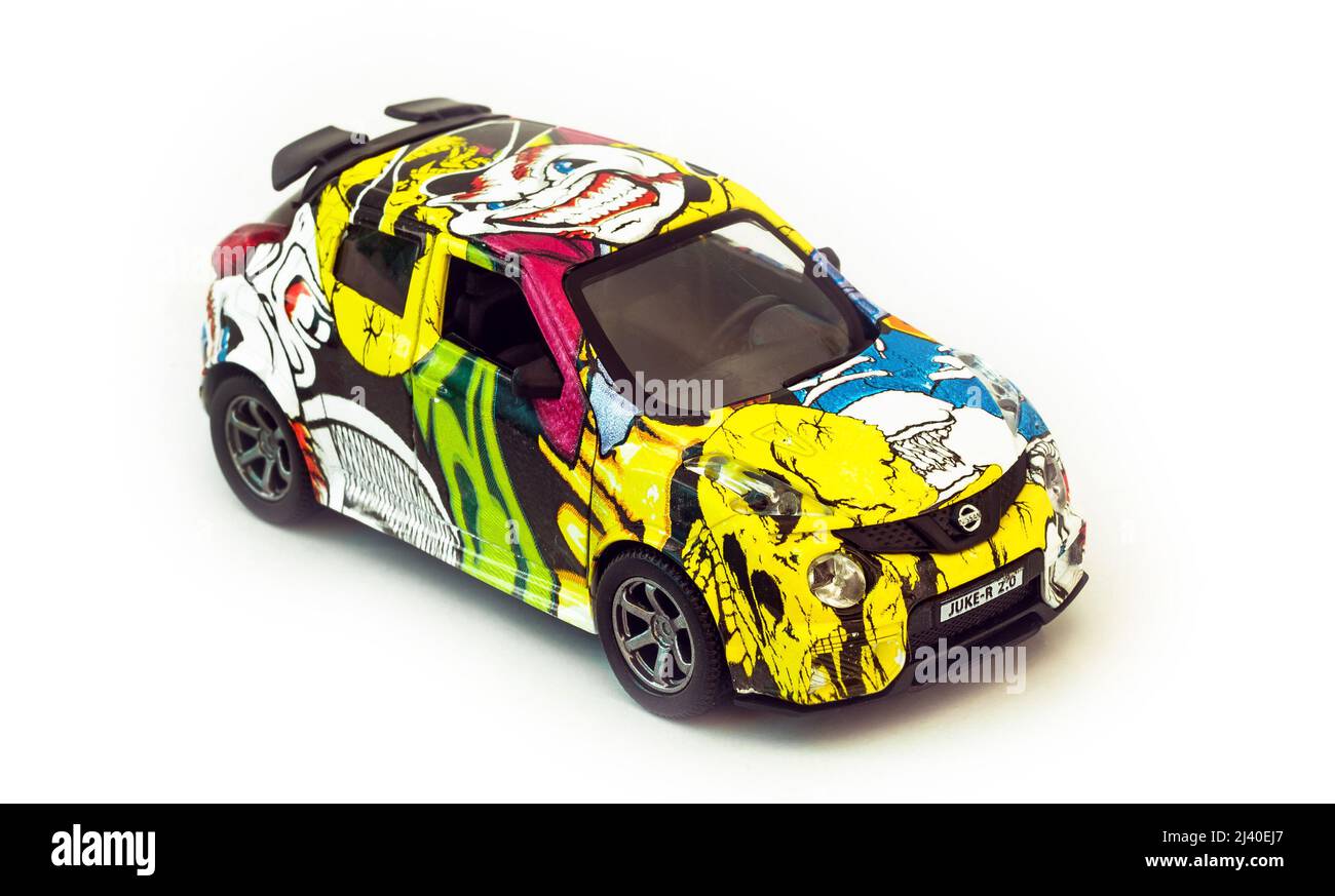 2021: Spielzeugmodell des bunten Rallye-Autos-SUV Nissan Juke R, auf weiß Stockfoto