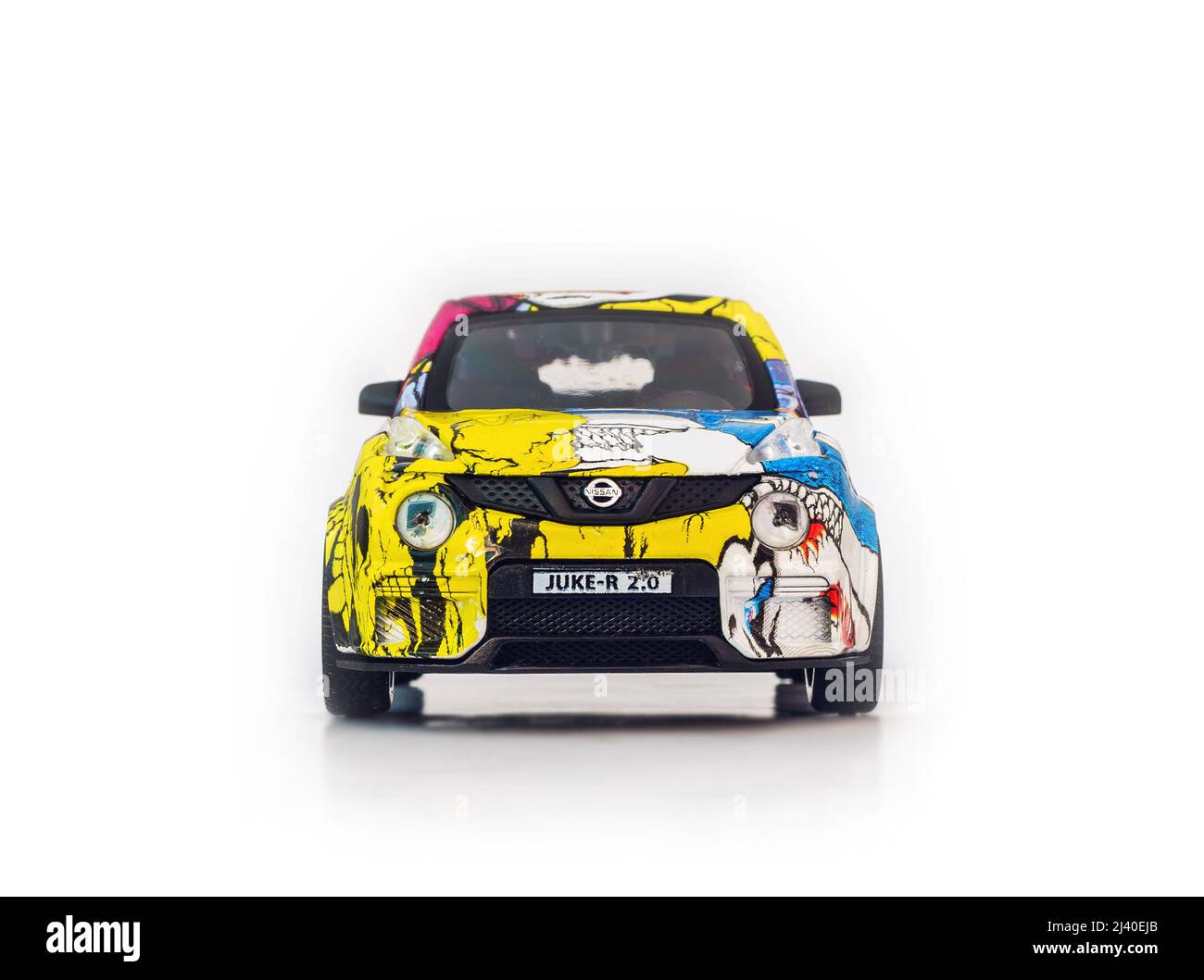 2021: Spielzeugmodell des farbenfrohen Rallye-Autos-SUV Nissan Juke R, Vorderansicht Stockfoto
