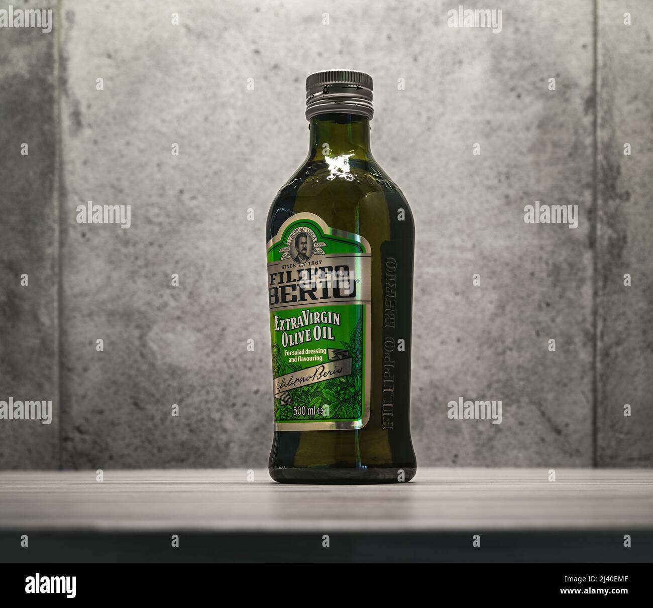 2021: Stillleben mit Flasche des italienischen extra nativen Olivenöls Filippo Berio Stockfoto