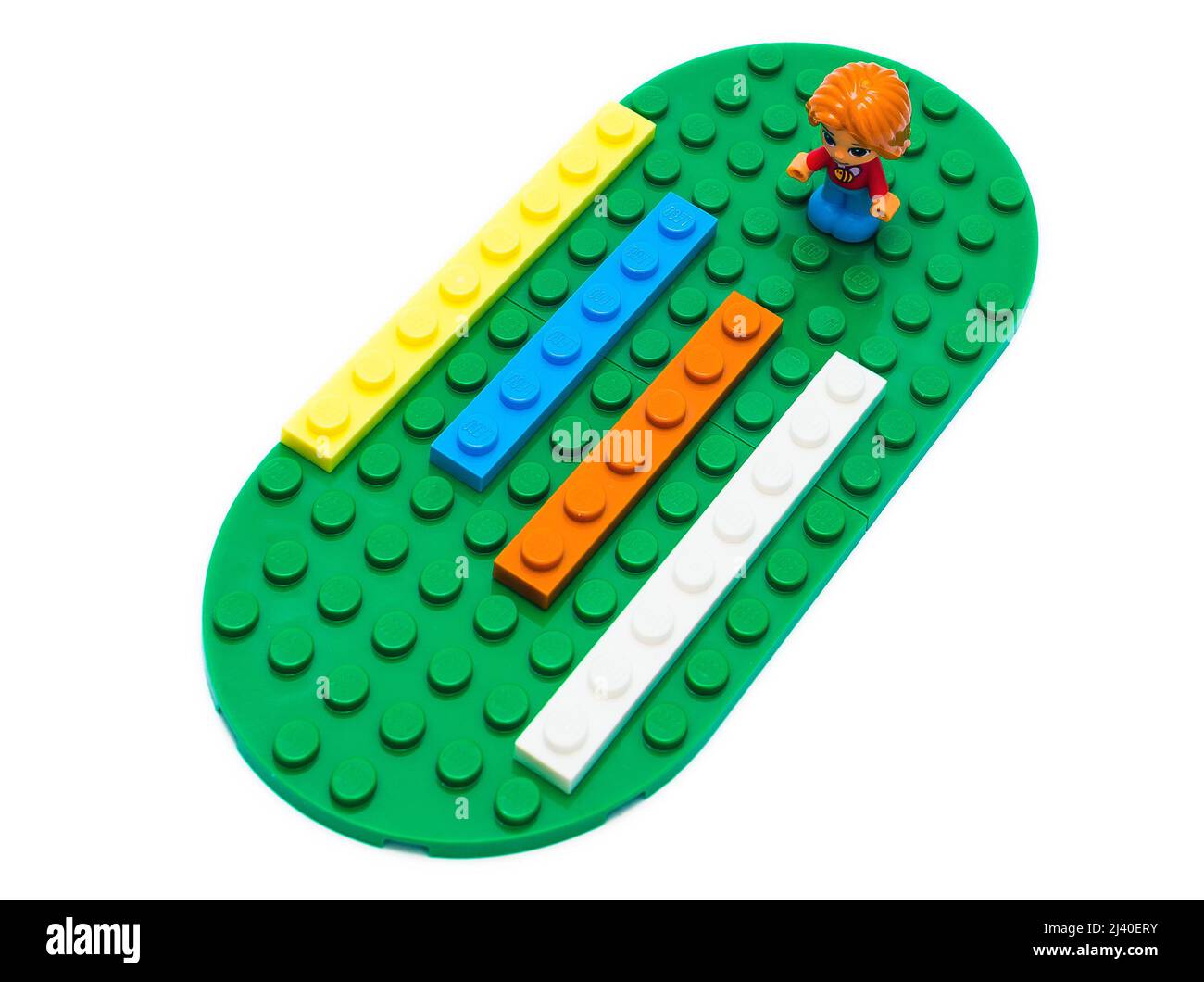 2021: LEGO Konstruktor Friends Serie, Figuren auf Weiß Stockfoto