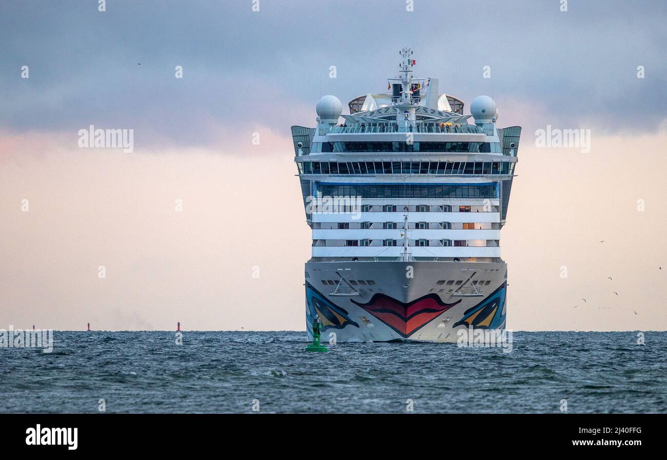 Rostock, Deutschland. 11. April 2022. Das Kreuzschiff 'AIDAdiva' fährt in den Hafen von Rostock ein und eröffnet als erstes Schiff die Rostocker Kreuzfahrtsaison 2022. Das Schiff kommt aus Hamburg und soll am Abend für eine viertägige Kurzreise nach Schweden abreisen. In Rostock-Warnemünde werden bis zum Herbst rund 150 Kreuzfahrtanrufe erwartet. Quelle: Jens Büttner/dpa/Alamy Live News Stockfoto