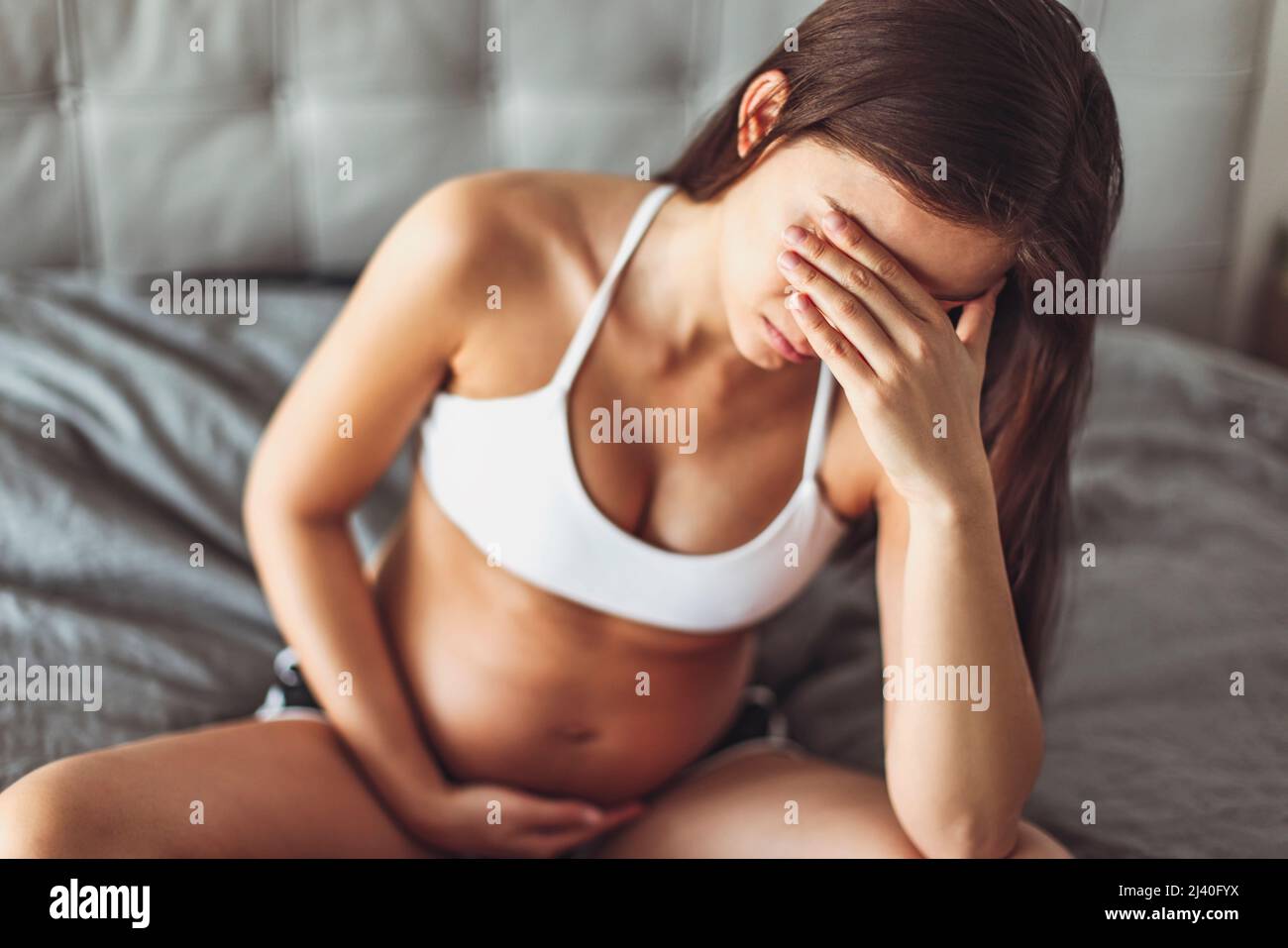 Schwangerschaftsdepression. Traurige Schwangeren fühlen sich müde oder haben Kopfschmerzen, Morgenkrankheit, Stress, Schlafstörungen. Konzept der psychischen Gesundheit Stockfoto