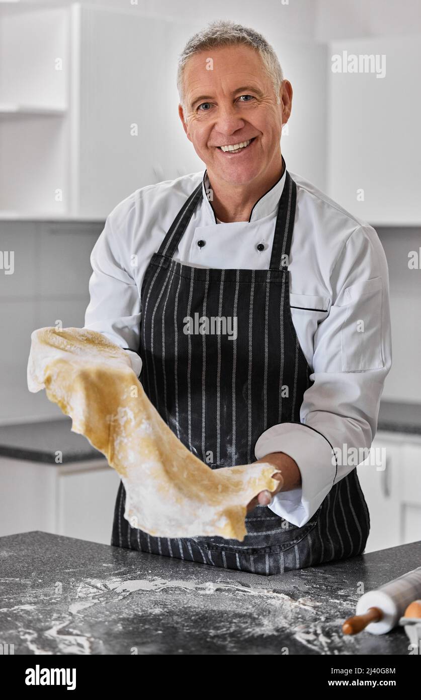 Begierde Kohlenhydrate Ich habe Sie bedeckt. Porträt eines reifen Mannes, der frisch zubereitete Pasta zubereitet. Stockfoto