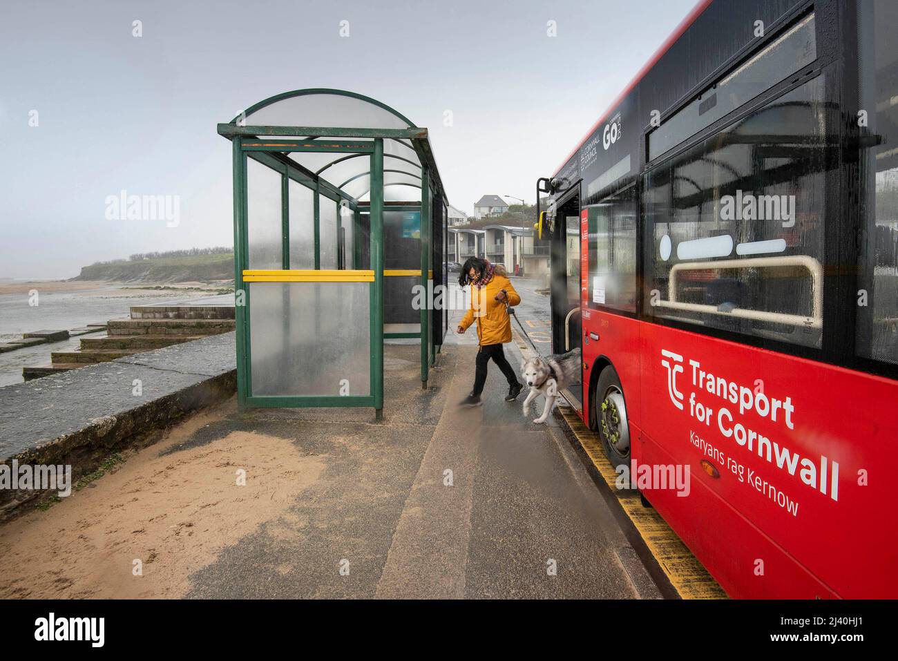 REDAKTIONELLE NUTZUNG NUR Eines Busses der Go-Ahead Group in Newquay, Cornwall, da die Fahrkartenpreise im Einklang mit einem von der Regierung unterstützten Pilotprojekt mit dem Titel „Make Big Savings by Bus“ gesenkt werden, das Autofahrer dazu bewegen soll, ihre Autos zu Hause zu lassen. Ausgabedatum: Montag, 11. April 2022. Stockfoto