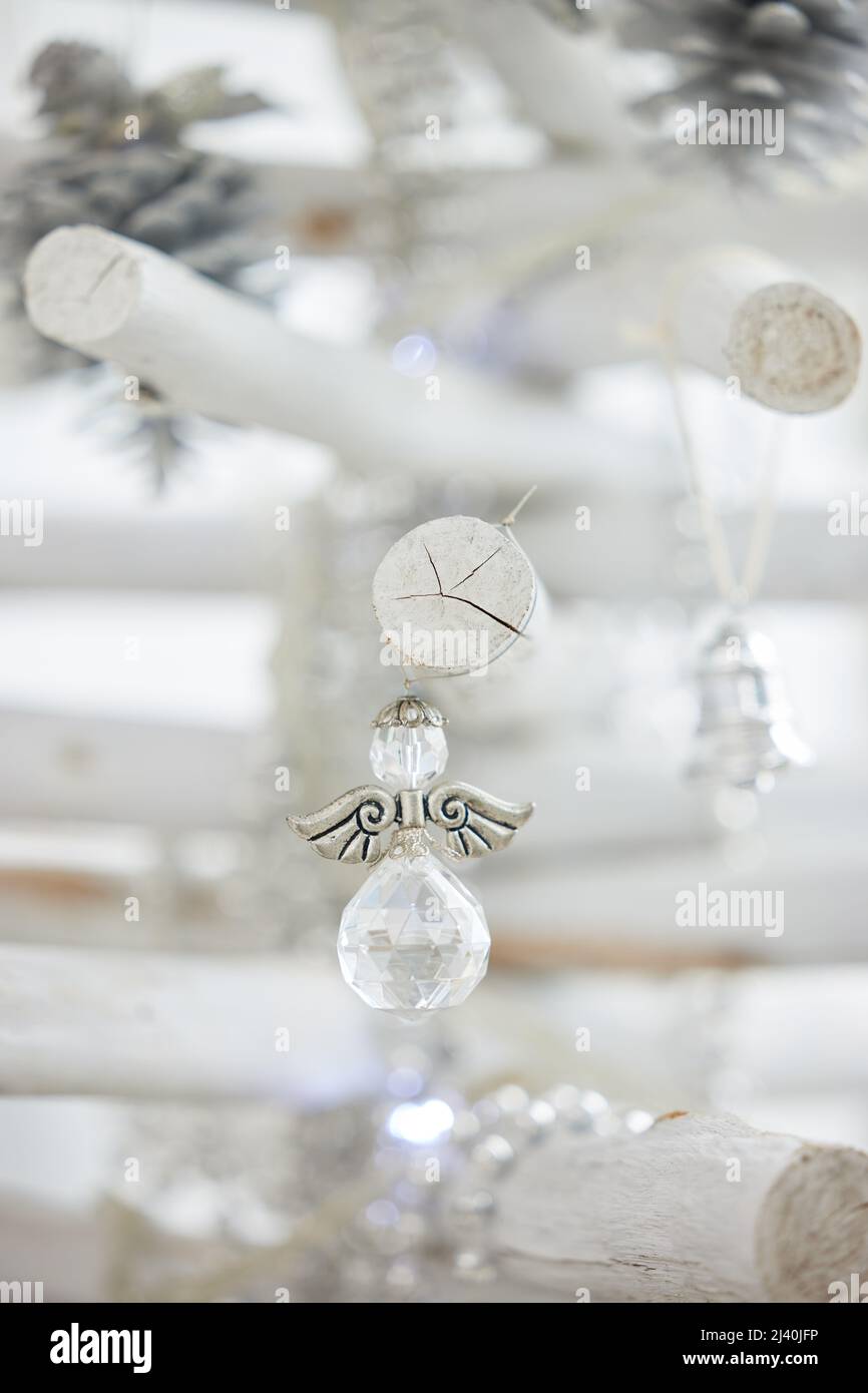 Die Weihnachtszeit ist nahe. Nahaufnahme eines Ornaments, das während der Weihnachtszeit an einem Baum hängt. Stockfoto