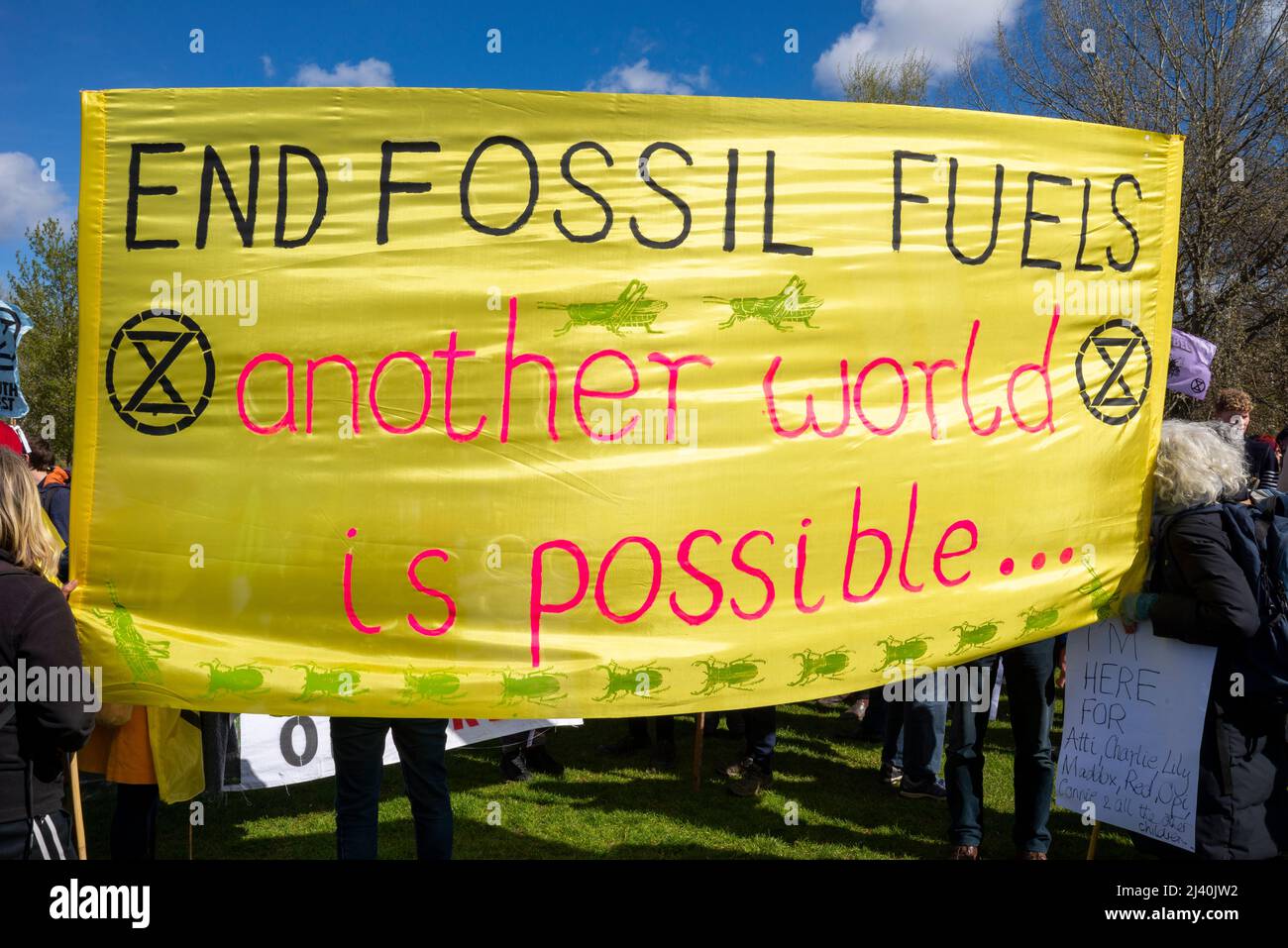 Banner „Ende fossiler Brennstoffe“. Extinction Rebellion Protestierende startenden in London ab dem 9. April 2022 eine Phase ziviler Störungen Stockfoto