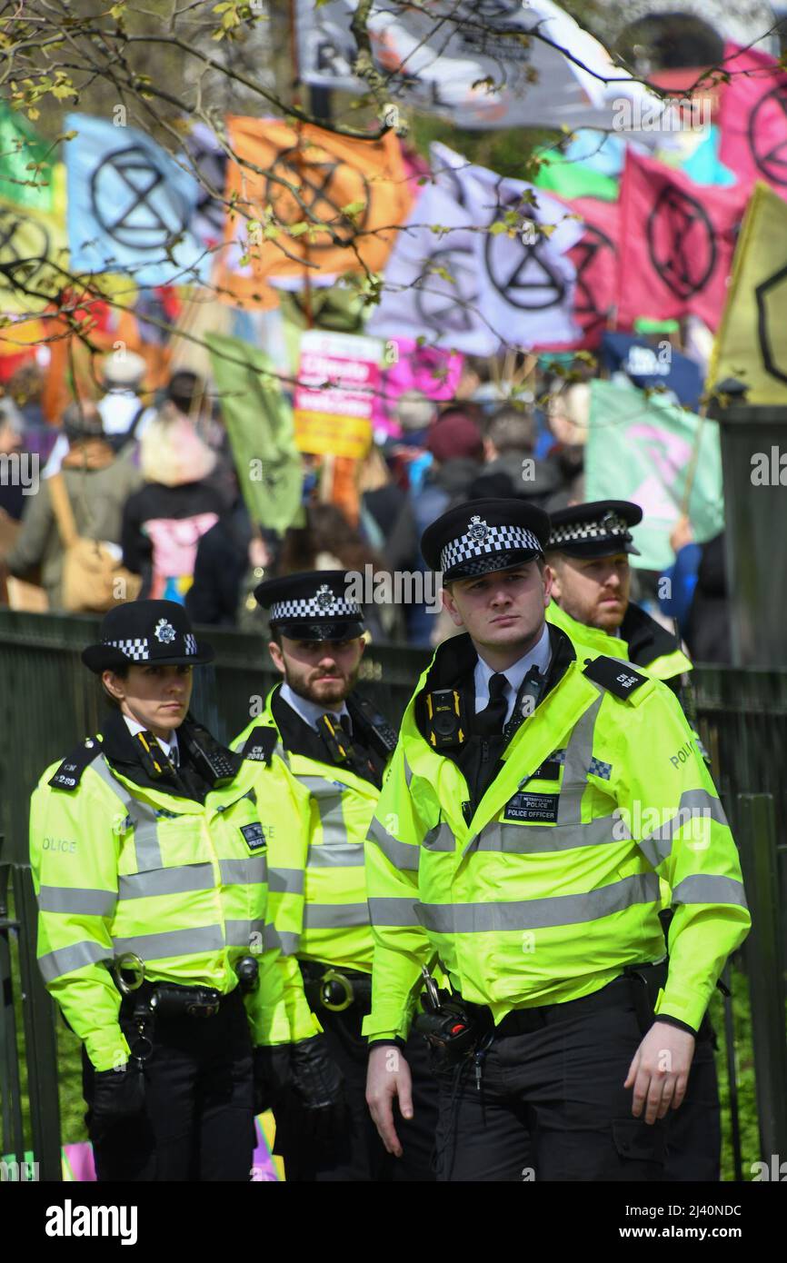 9.. April 2022. London, England. London Extinction Rebellion Protest. Vier Polizisten überwachen die marschierenden Demonstranten und versuchen, sie abzulenken Stockfoto