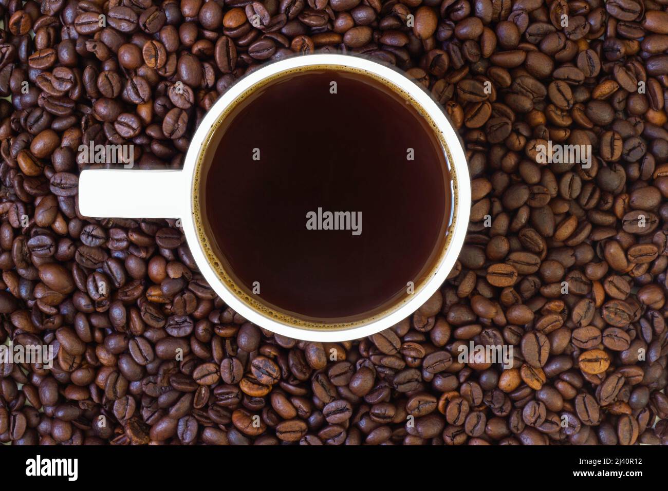 Gemahlene Kaffeebohnen und frisch gebrühter heißer Filterkaffee in der Tasse Stockfoto