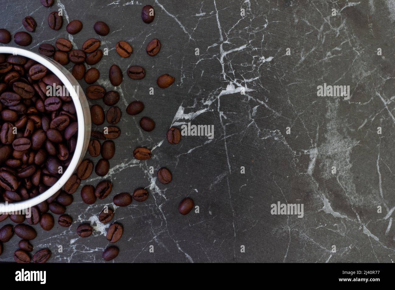 Kaffeebohnen und frisch gerösteter Kaffee in einer Tasse auf abstraktem und farbenfrohem Hintergrund Stockfoto