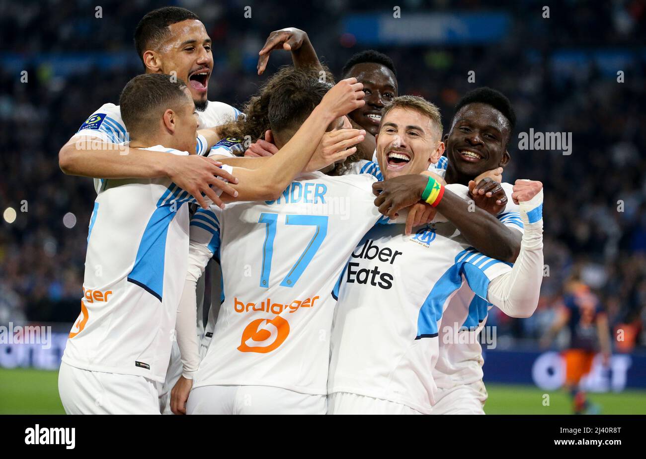 Cengiz Under von Marseille #17 feiert sein Tor auf einem Elfmeterstoß mit William Saliba, Valentin Rongier, Bamba Dieng während des Fußballspiels der französischen Meisterschaft Ligue 1 zwischen Olympique de Marseille (OM) und Montpellier HSC (MHSC) am 10. April 2022 im Stade Velodrome in Marseille, Frankreich - Foto Jean Catuffe / DPPI Stockfoto