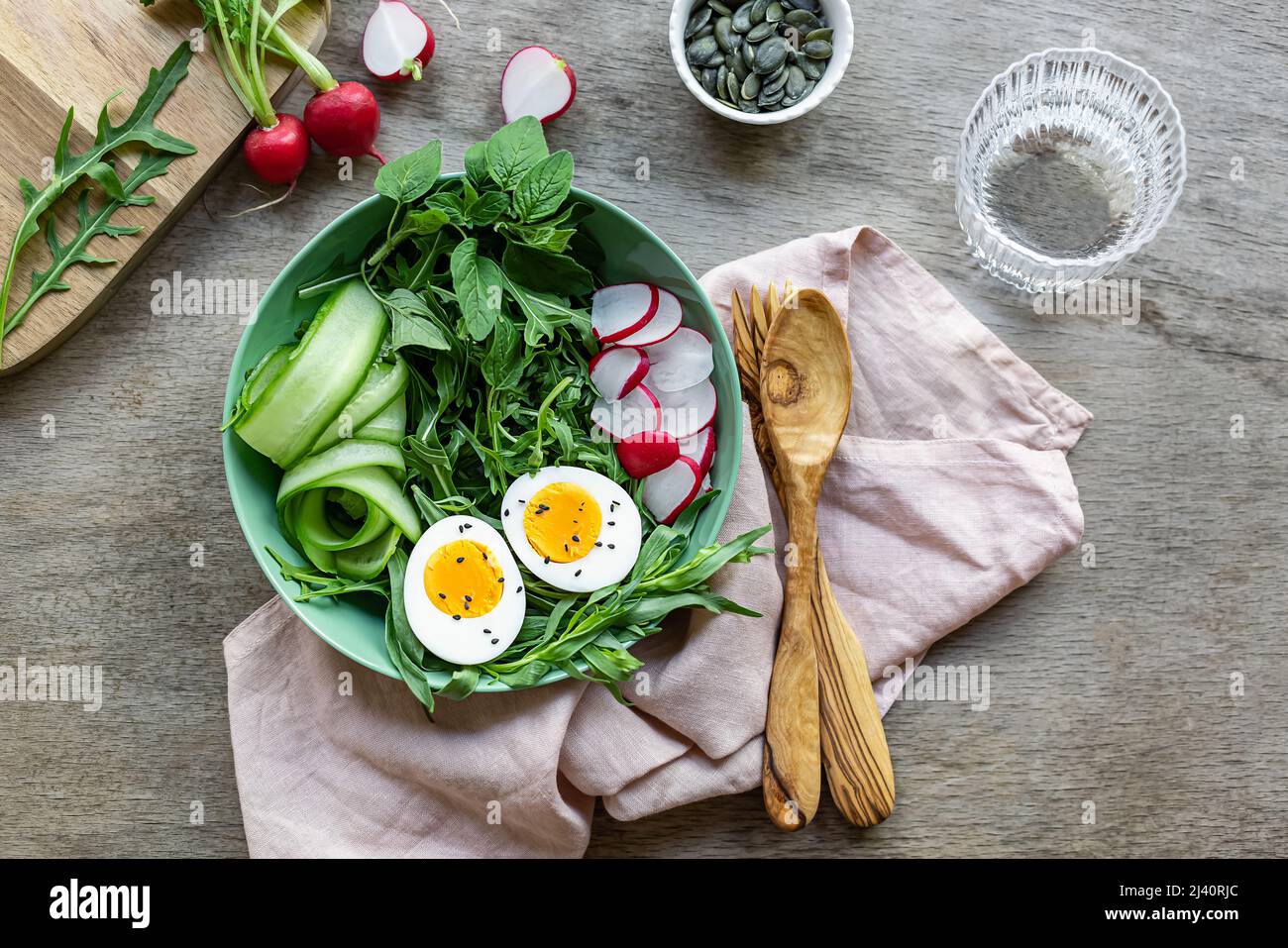 Sommer gesunde Lebensmittel. Grüner Salat mit Eiern. Stockfoto